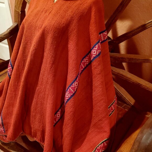 Antique Poncho Tierra del Fuego – Traditional Red Handwoven Textile for Outdoor - Picture 3 of 5